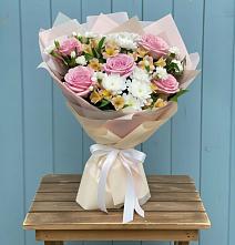 Букет цветов из:  Гвоздики, Орхидеи и Розы в Мошково
