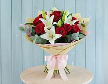 Букет цветов из:  Лилии и Розы в Мошково