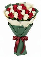 Букет Микс из красных и белых роз в Мошково