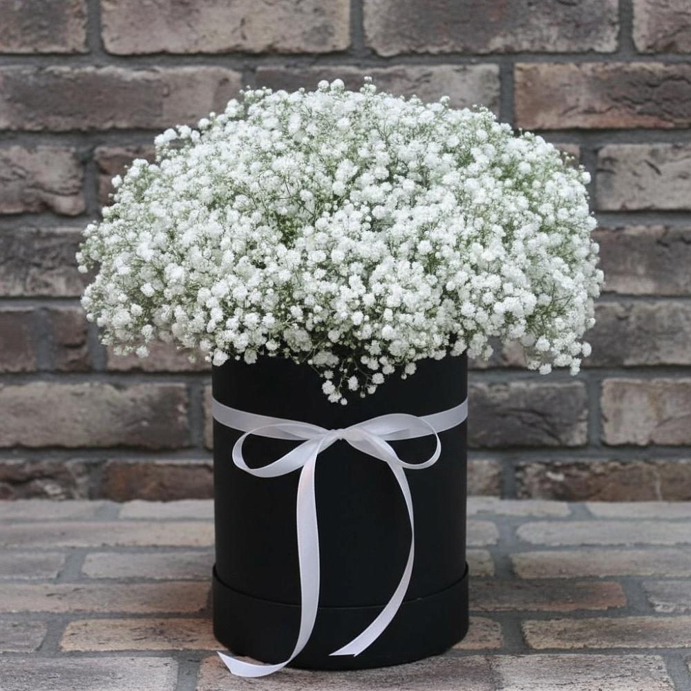 Цветочная композиция из Гипсофила в шляпной коробке в Мошково