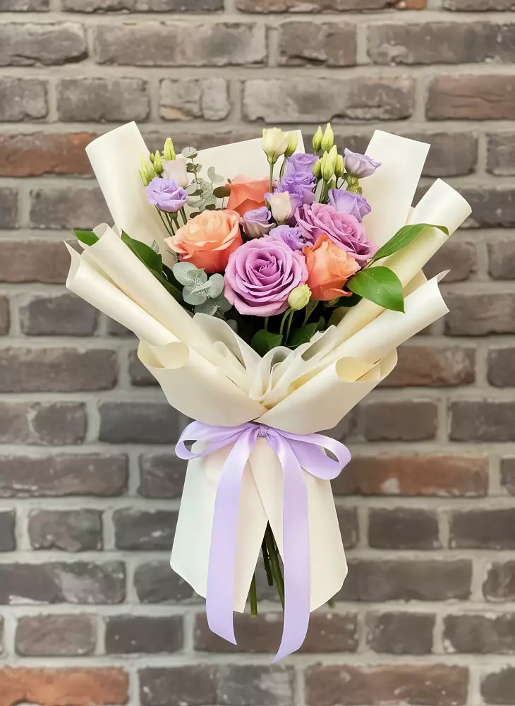 Букет цветов из: Лизиантусы и Розы в Мошково