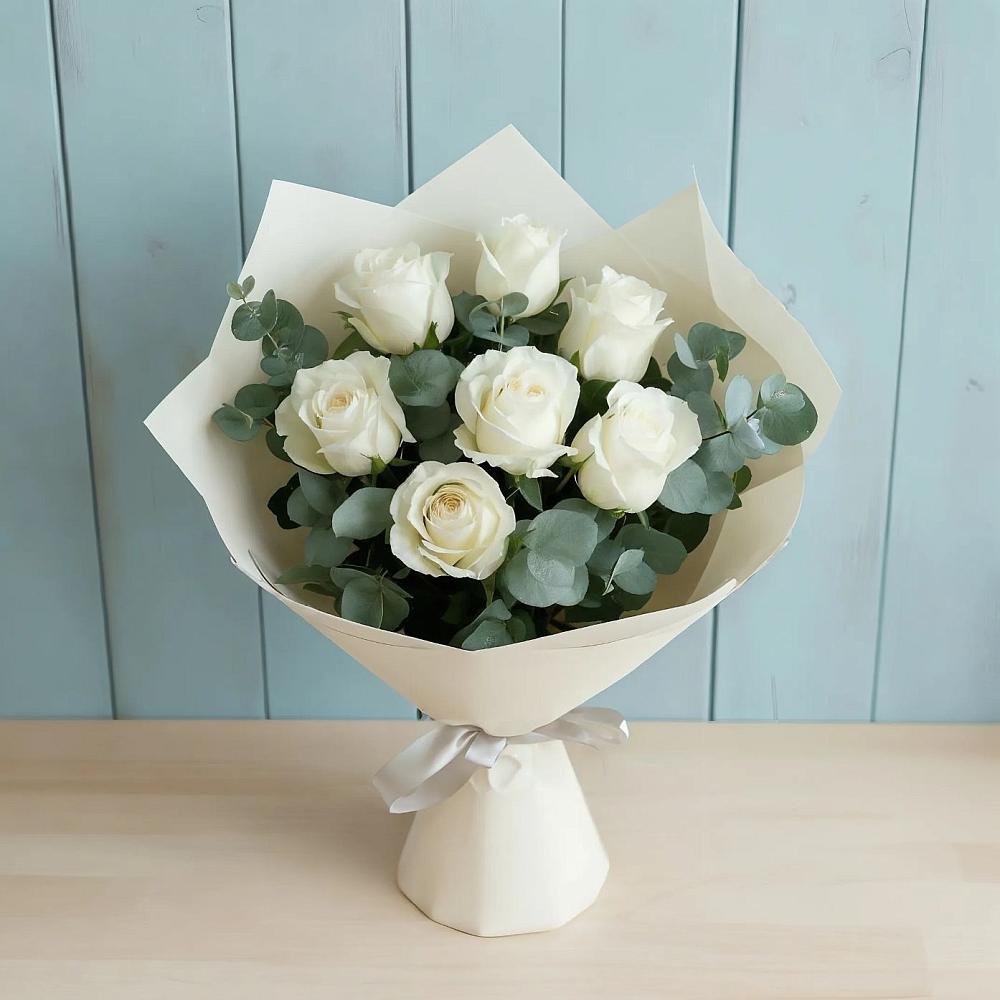 Букет Белые розы в Эвкалипте в Мошково