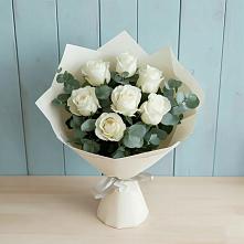 Букет Белые розы в Эвкалипте в Мошково
