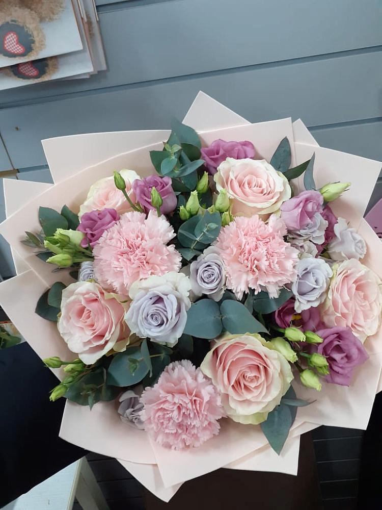 Букет цветов из: Розы, Гвоздики и Лизиантусы в Мошково